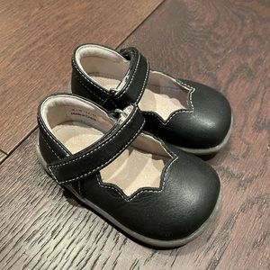 See Kai Run black scalloped Mary Jane size 4
